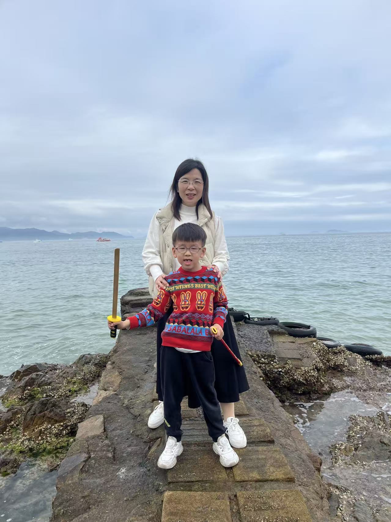 妈妈和孩子海边合影