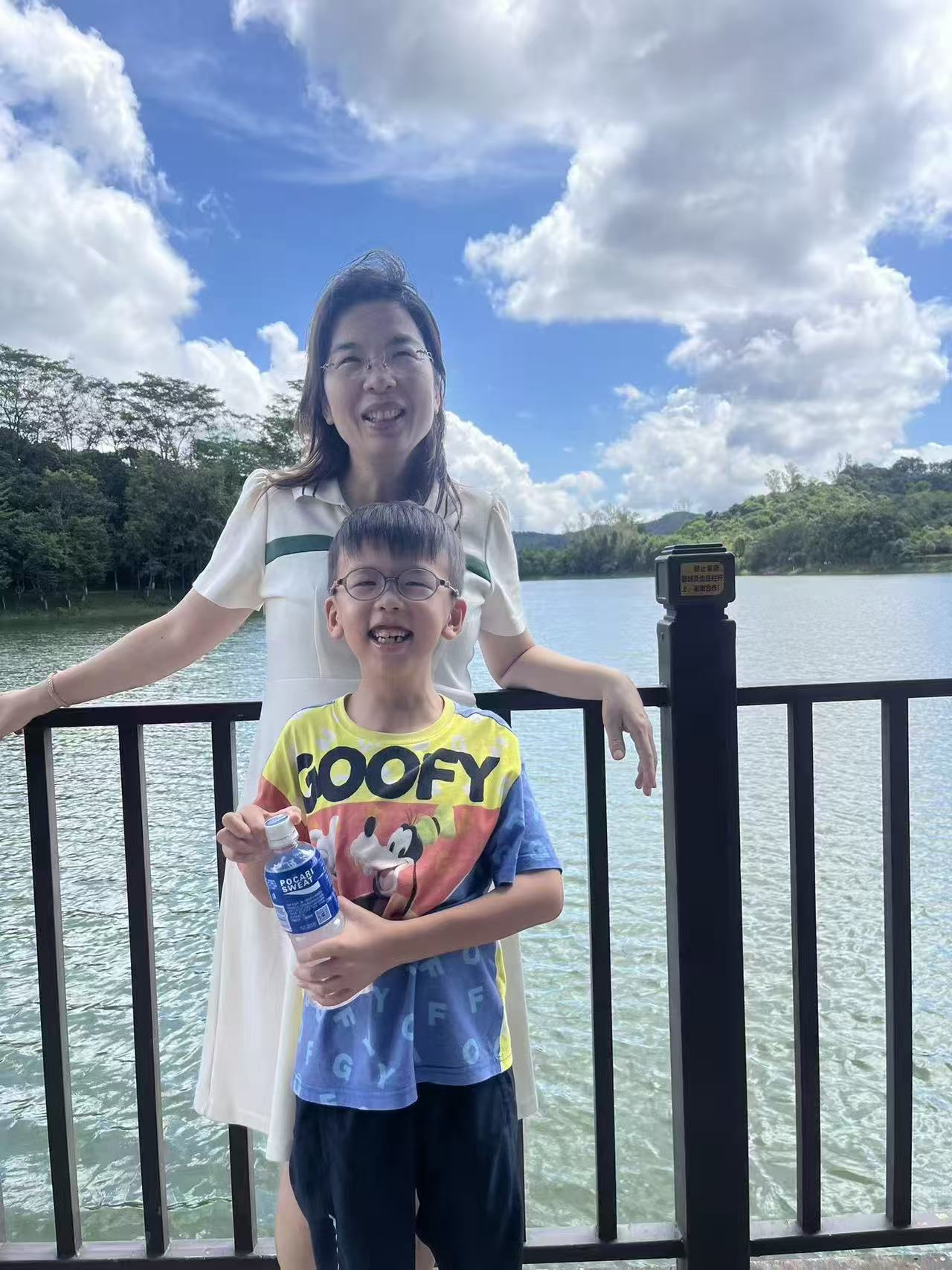 妈妈和孩子湖边开心合影