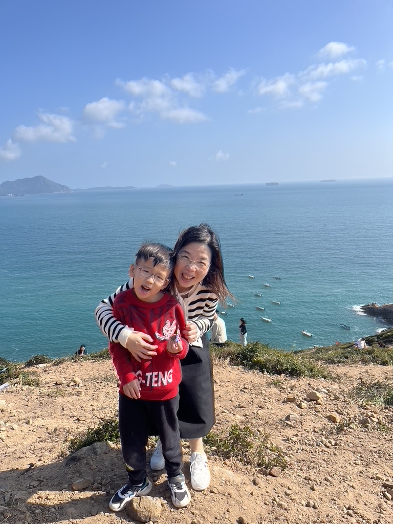 妈妈和孩子海边拥抱合影