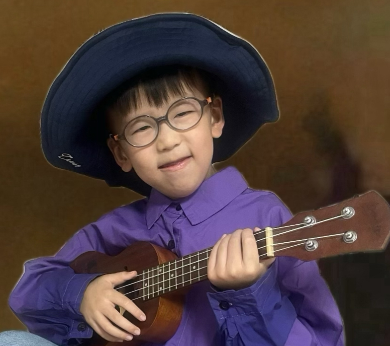 孩子抱着尤克里里开心合影